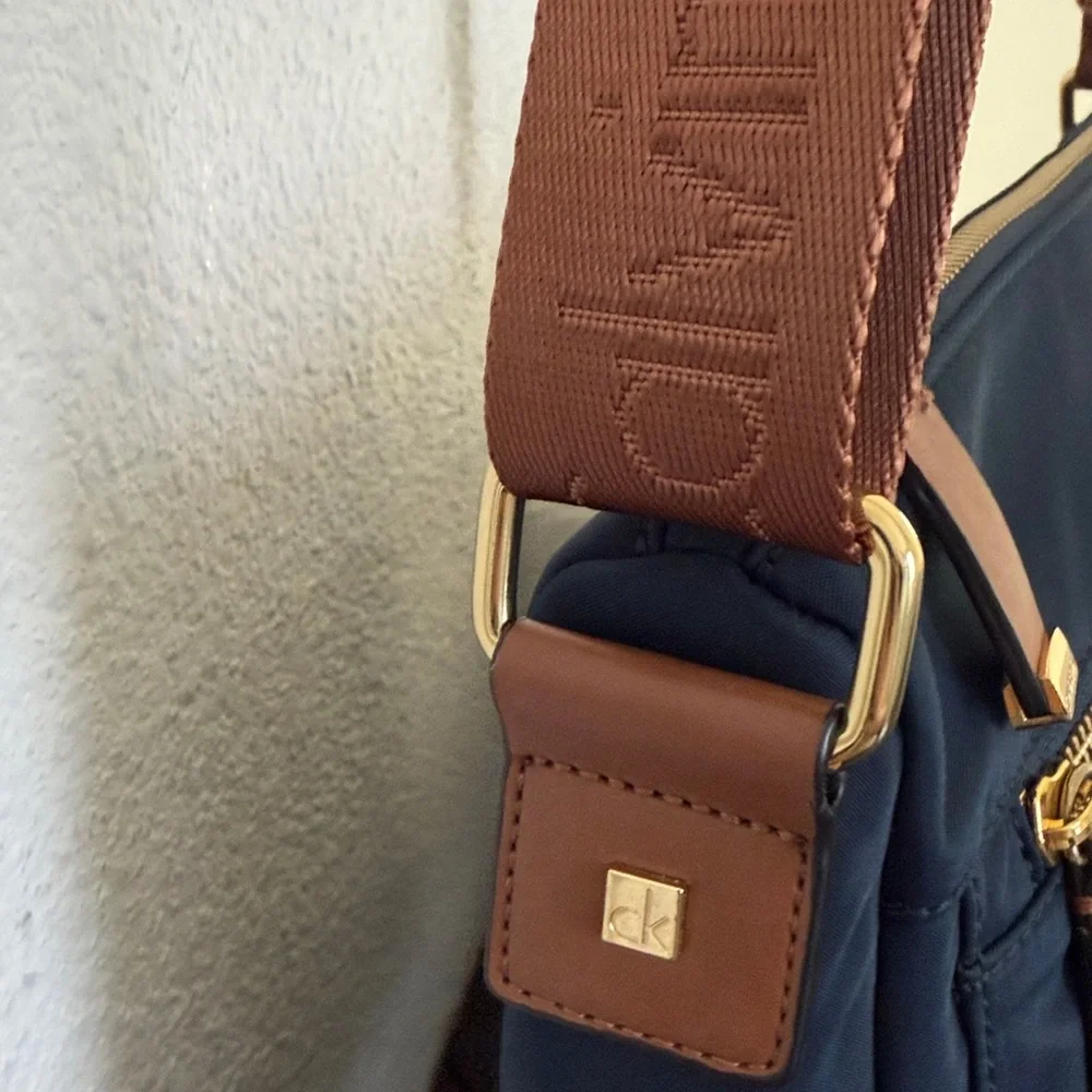VINTAGE Calvin Klein Navy Messenger/ Crossbody Bag with Tan Adjustable Strap. - Picture 4 of 16